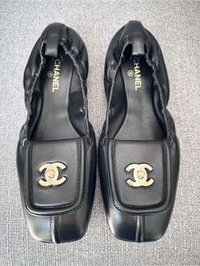 CHANEL BLAZY BLACK SQUARE TOE LEATHER CRUNCHY FLATS GOLD TURN LOCK CC LOGO 37C